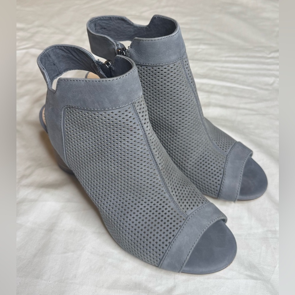 Vince Camuto Women’s size 6 peep-toe heels, grey